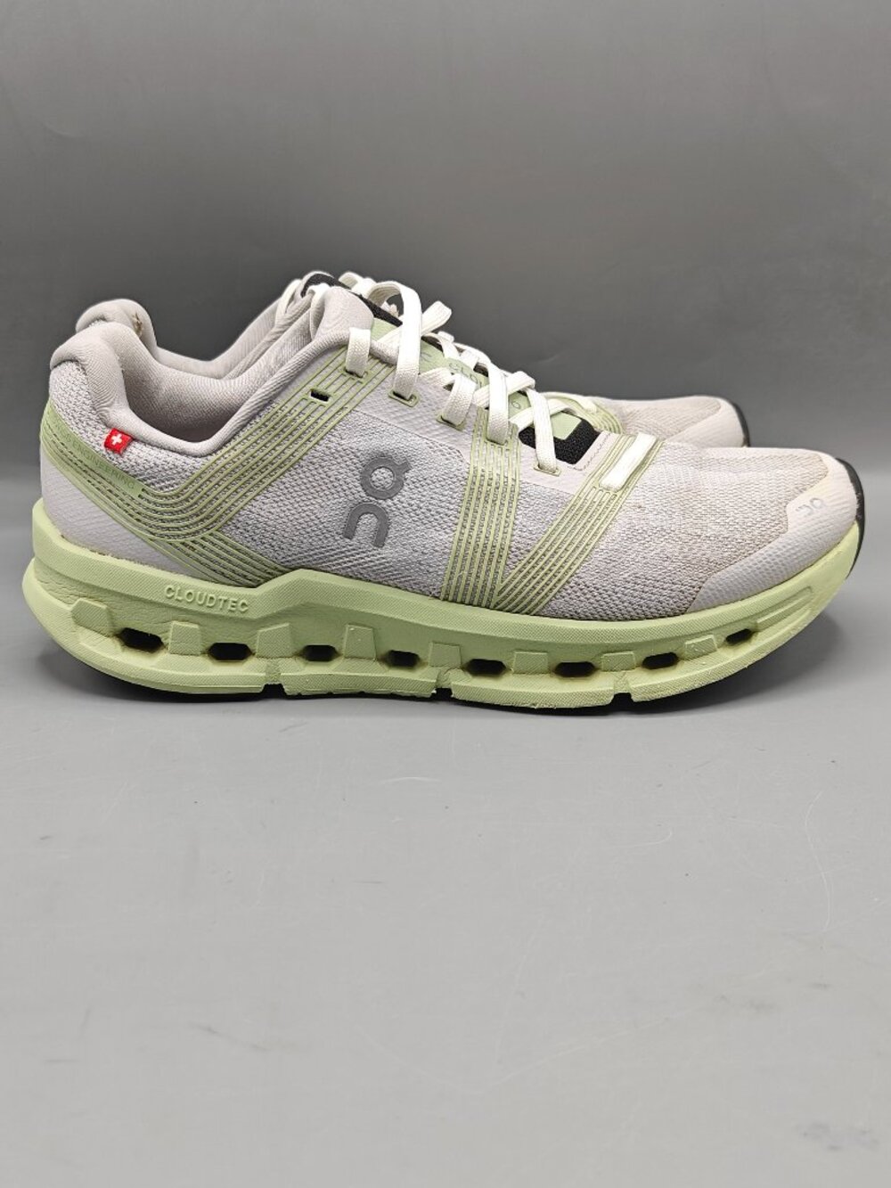 ON Cloud Frost Hay Grey Running Workout Comfort Sneakers Women Size 8 Pre-Owned